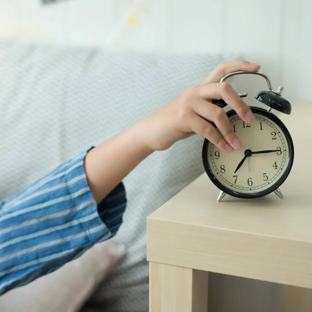 صورة لساعة وطفل