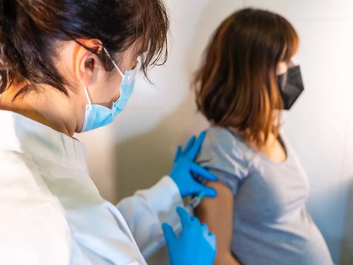 صورة لطبيبة تعطي امرأة حامل اللقاح