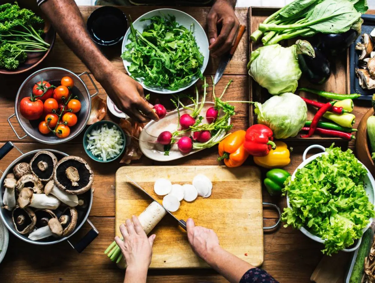 تنظيف لوح التقطيع الخشب