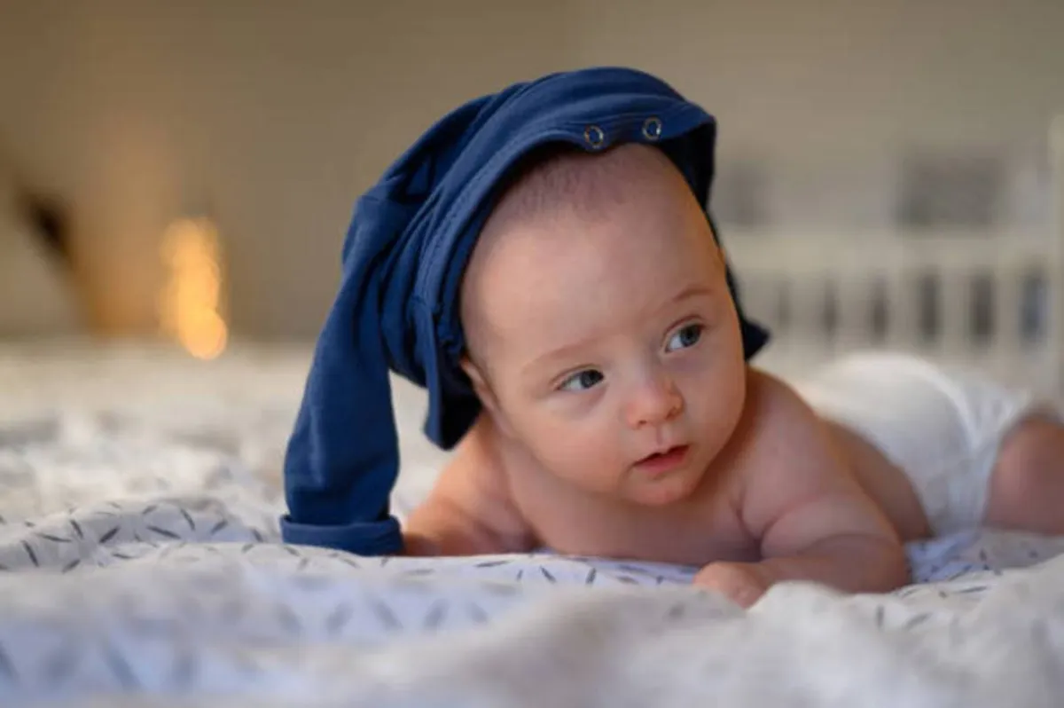 صورة لرضيع ينقلب على بطنه