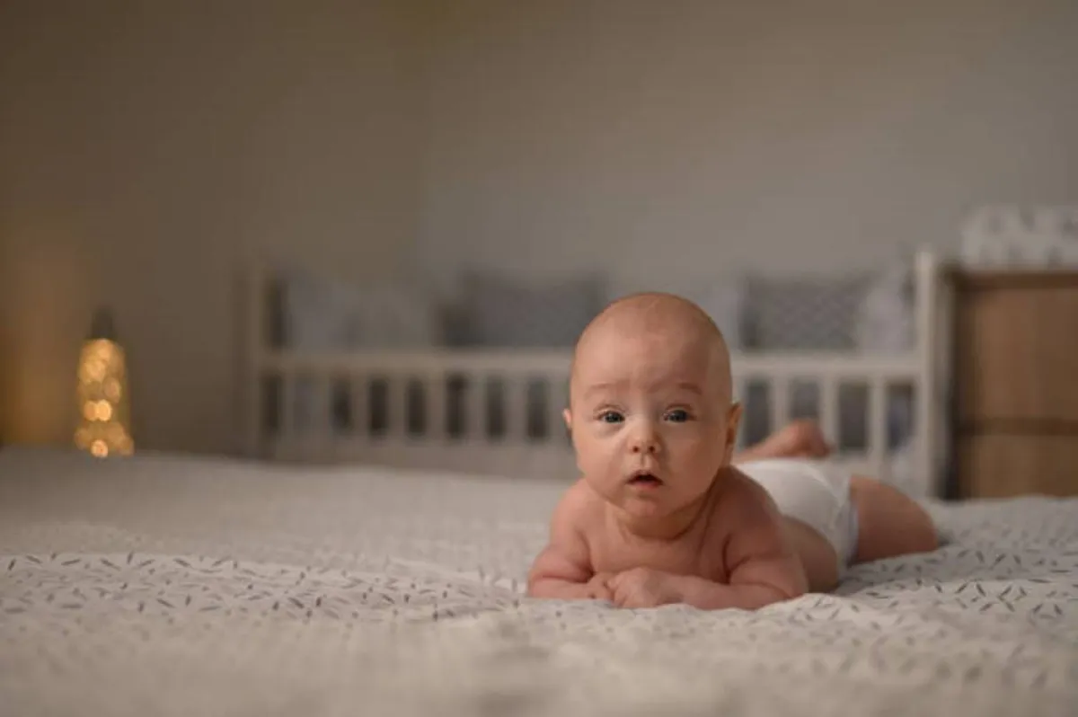 صورة لرضيع ينقلب على بطنه وينظر حوله