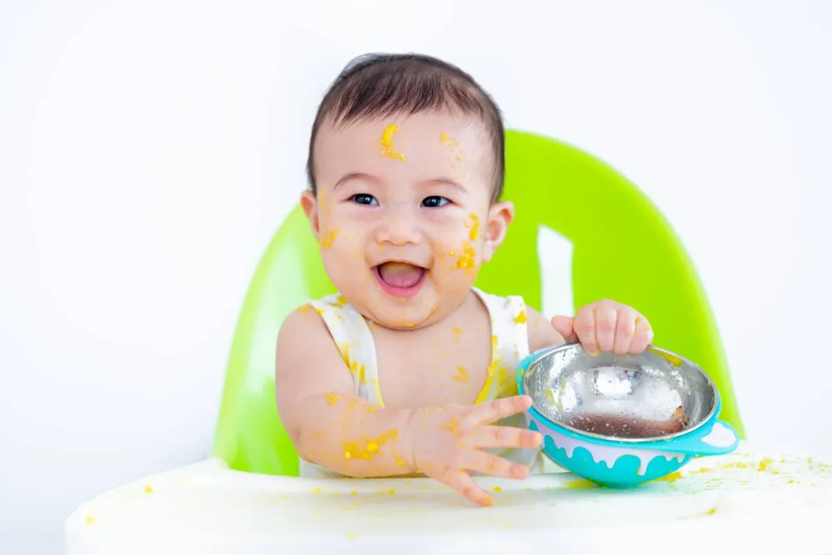 صورة لطفل يلعب بالطعام