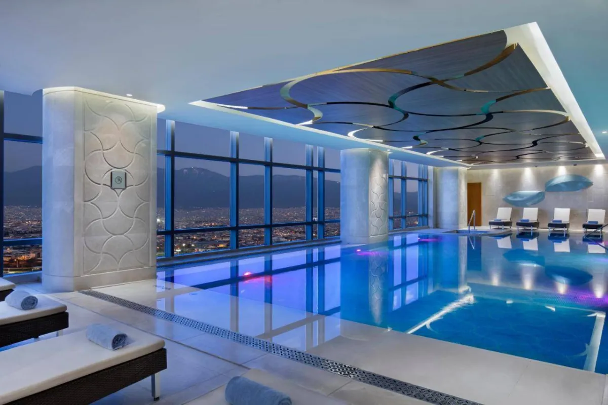 مسبح داخلي في فندق هيلتون بورصا