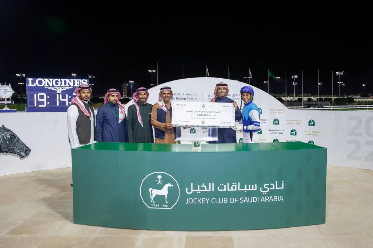 مدير عام السباقات سالم بن محفوظ وتتويج لفائزي شوط الأفراس