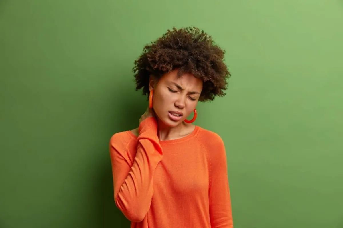 شد عضلات الرقبة يومياً بممارسة تمارين إطالة الرقبة التي تساعد في التخلص من توتر أو ألم كتفيكِ أيضاً (المصدر: Adope Stock)