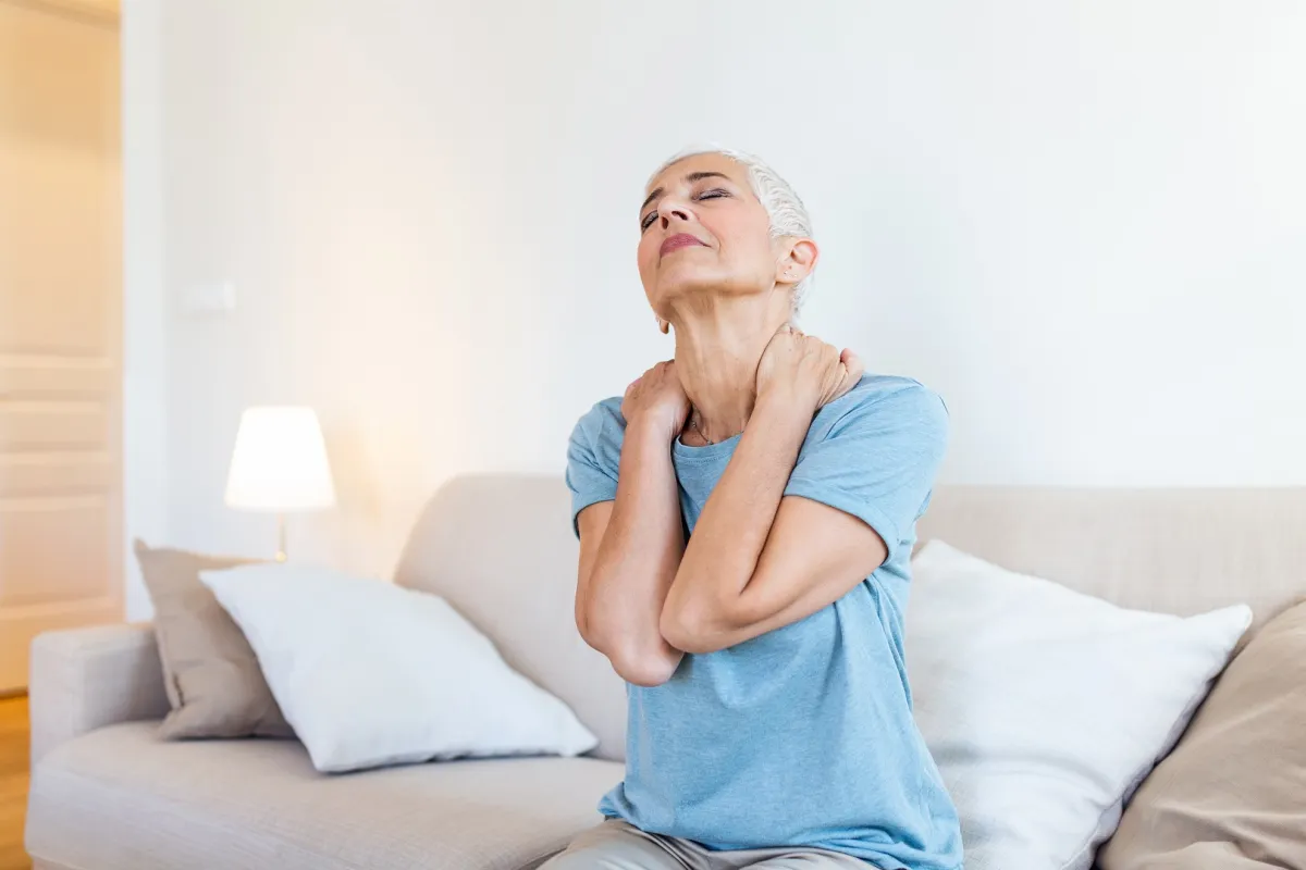 يصبح ألم الرقبة أو العمود الفقري العنقي أكثر شيوعًا مع التقدم في العمر (المصدر: Adope Stock)