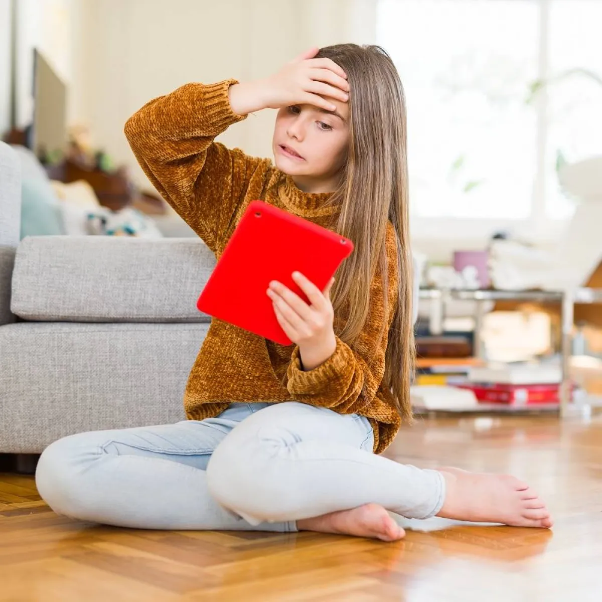 صورة لطفلة تشعر بالصداع