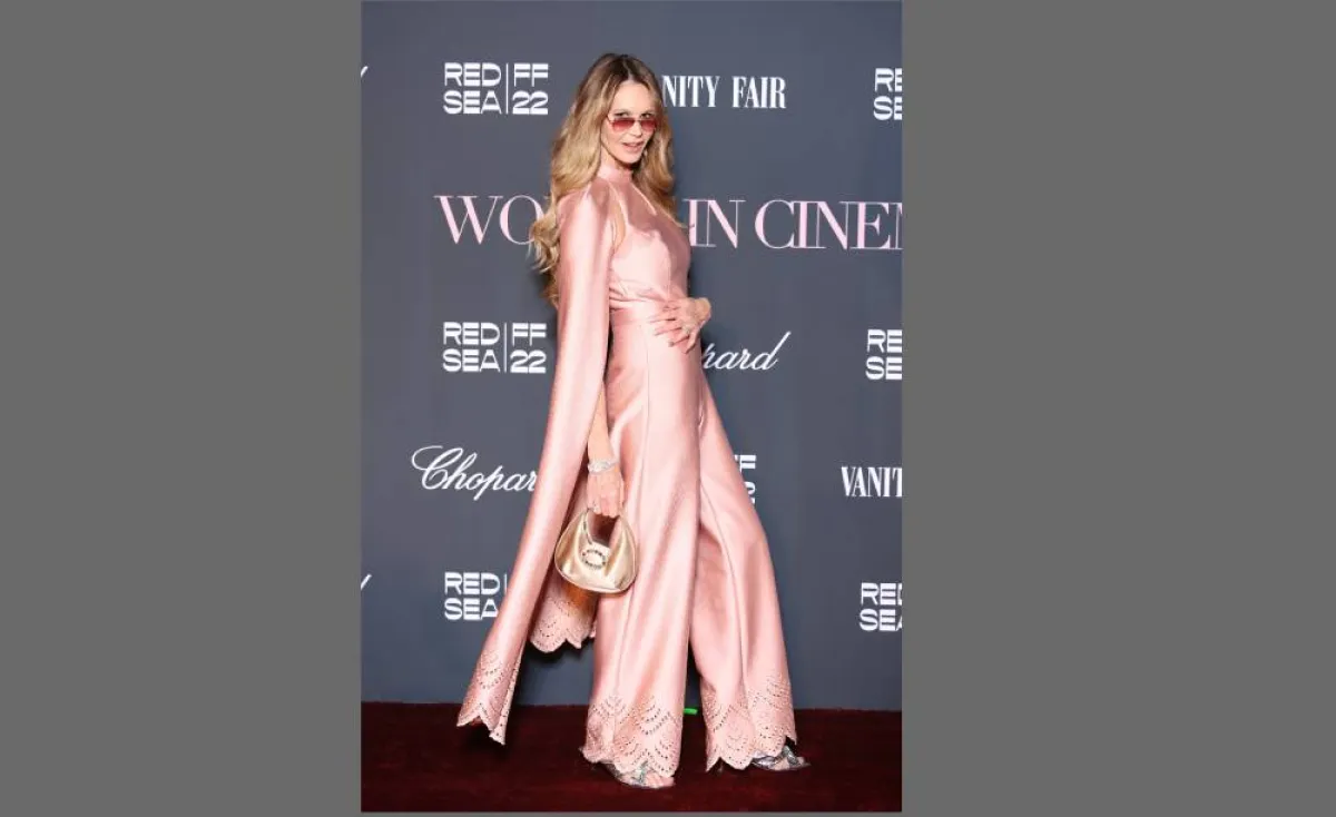 عارضة الأزياء  إيل ماكفيرسون بجمبسوت وردي للمصممة أروى القاضي