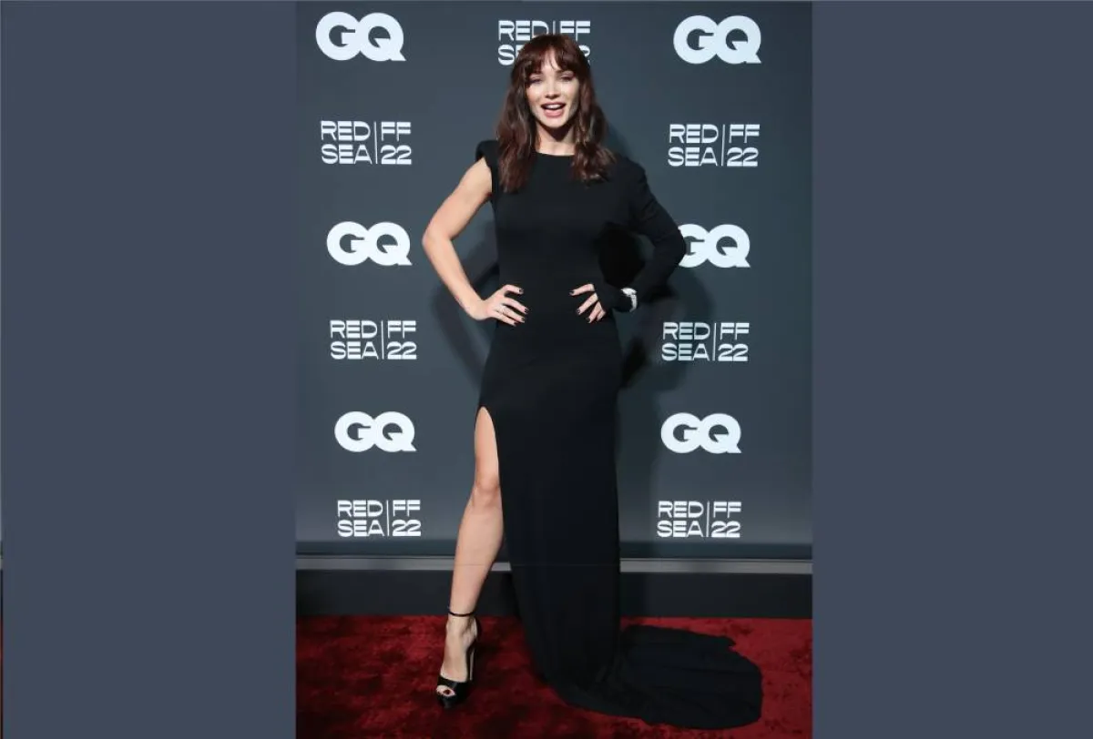 الممثلة إيمي جاكسون في تصميم لأروى البنوي