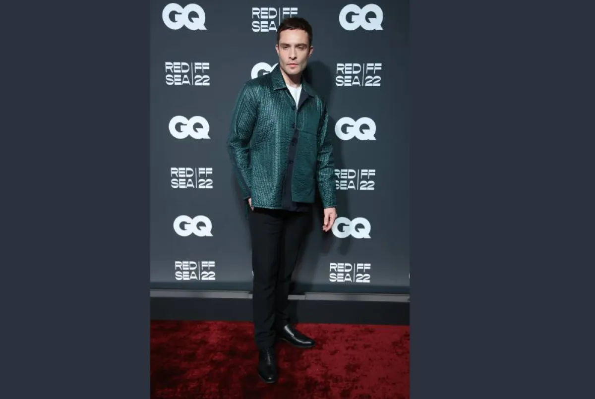 إد ويستويك في سترة خضراء من تصميم المصممة نورا سليمان