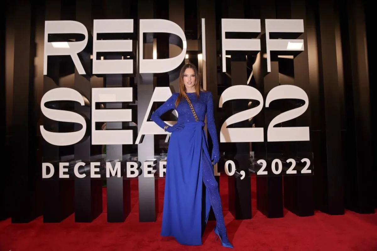 عارضة الأزياء البرازيلية أليساندرا  أمبروسيو في جمبسوت مزخرف أزرق اللون مع قفاز من تصميم يوسف أكبر