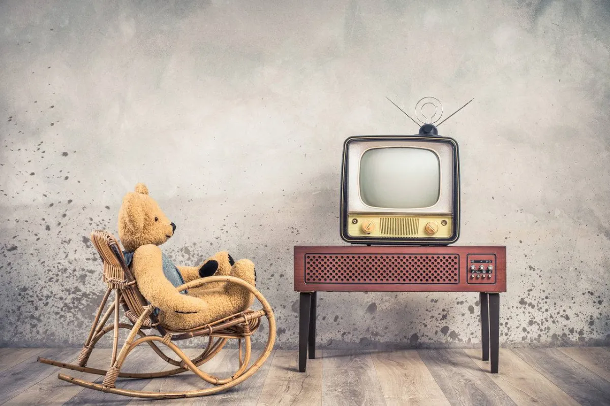 صورة تعبيرية عن طفل قريب من الشاشة