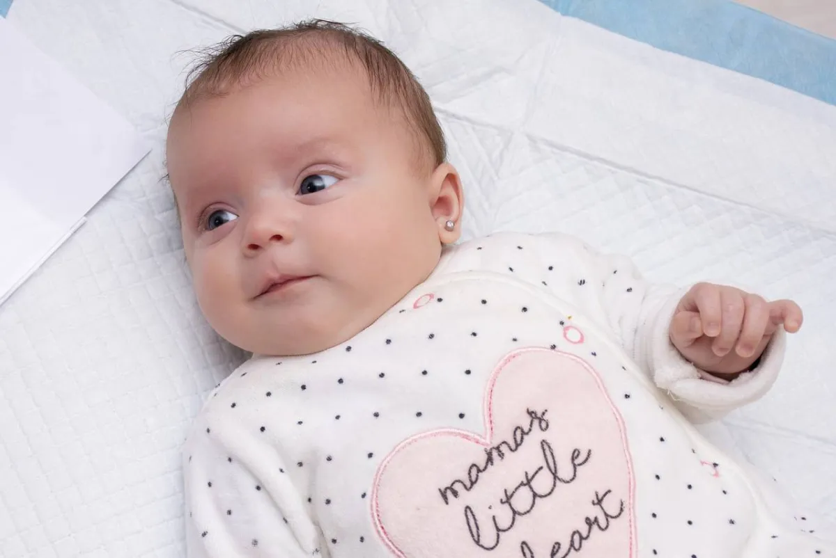 صورة لمولود يحدق في البعد