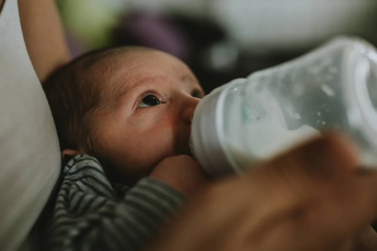 صورة طفل شديد التحديق