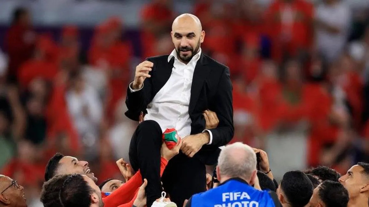 المدرب المغربي على قائمة المرشحين لنيل جائزة أفضل مدرب وطني في العالم. الصورة من حساب الفيفا على تويتر