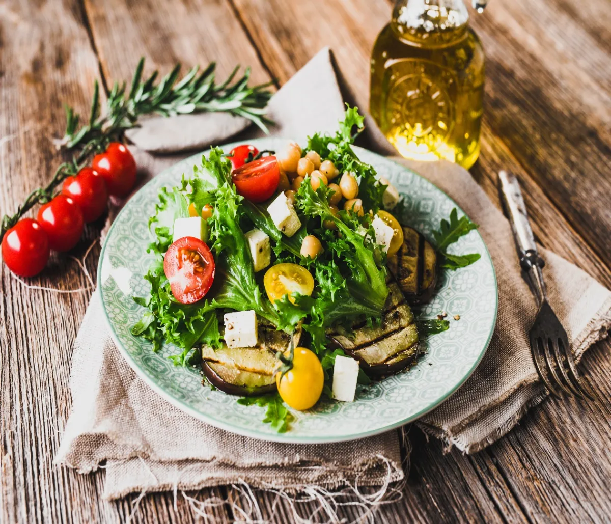 يمكن إضافة الباذنجان إلى سلطات الخضار والحبوب مع التتبيلة المقرمشة مثل التبولة (المصدر: Adobe.stock)