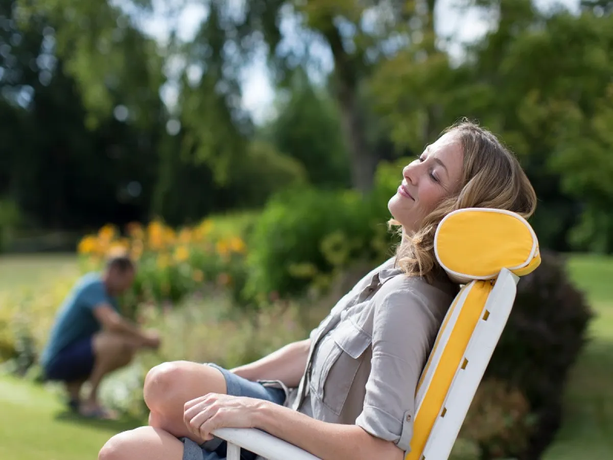 يرتبط قضاء بعض الوقت في الطبيعة بتعزيز إفراز السيروتونين والدوبامين (المصدر: Adobe.stock)