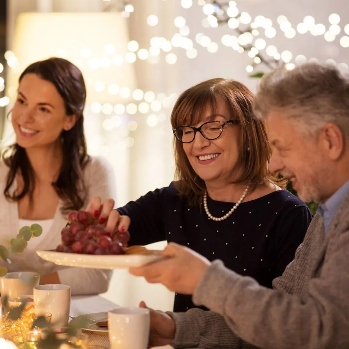 صورة لأسرة تجلس في احتفالية رأس السنة