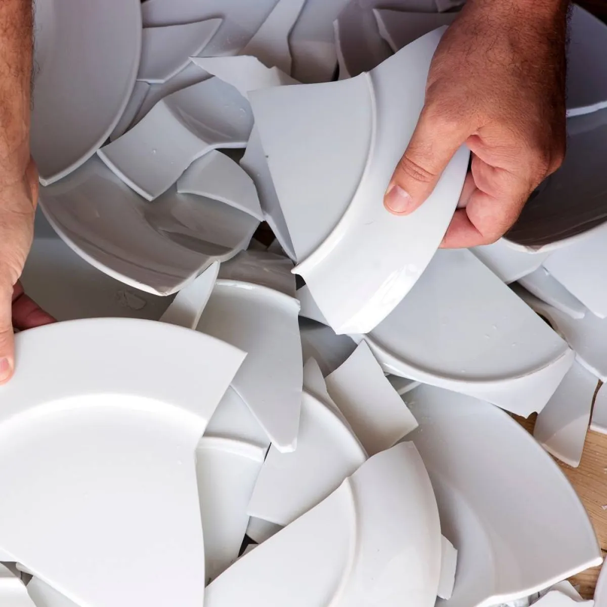 صورة لعدد من الصحون المكسرة