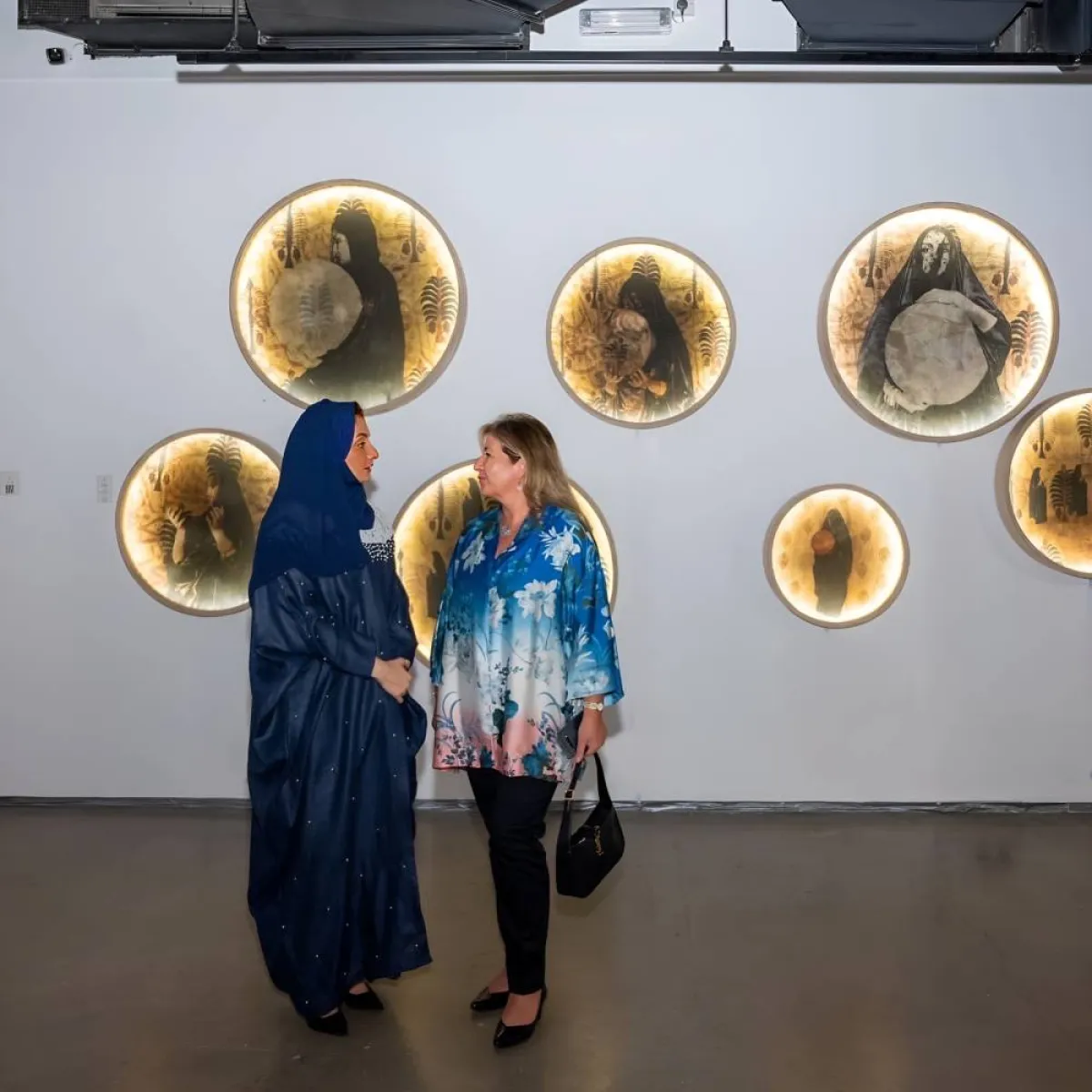 فاطمة النمر تناقش الزوار عملها - الصورة من حسابها على الانستجرام