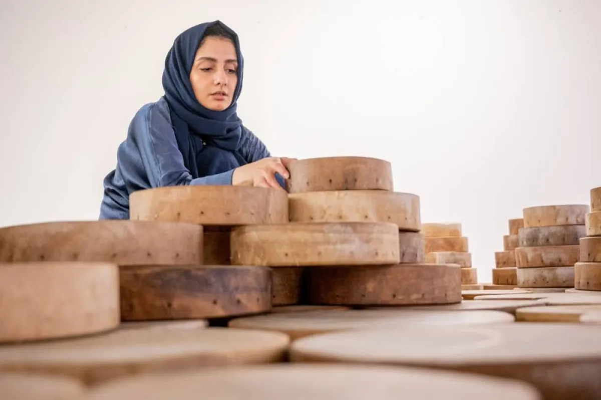 فاطمة النمر تبتكر عملاً من الدفوف - الصورة من حسابها على الانستجرام 