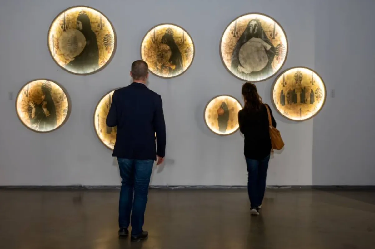 الزاور يستمتعون بحسناء النار - الصورة من حساب فاطمة النمر على الانستجرام 