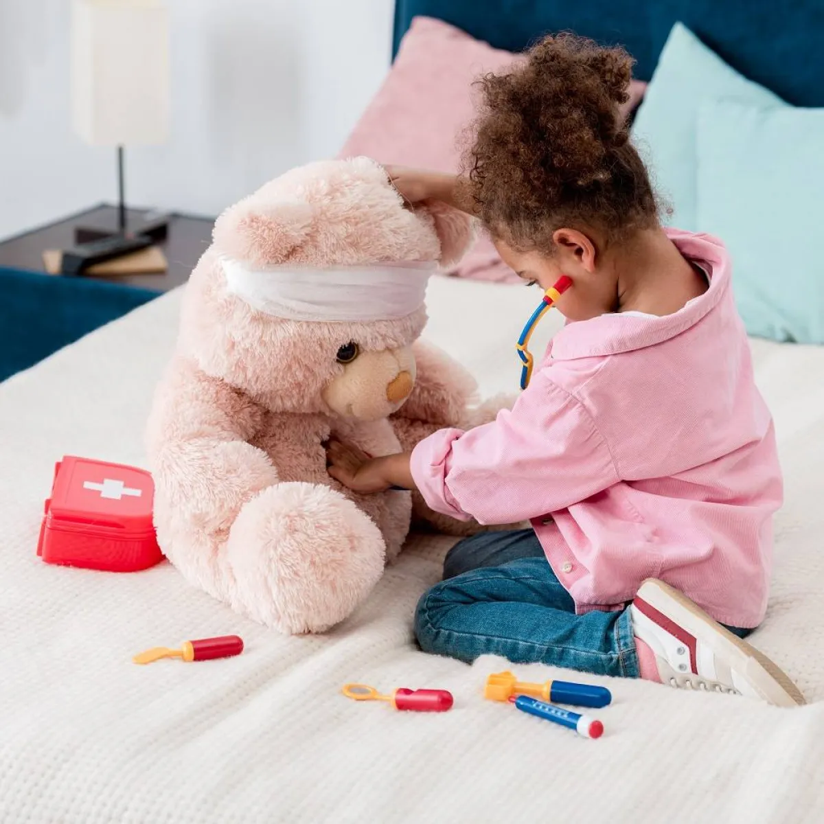 صورة لطفلة تعالج دبتها