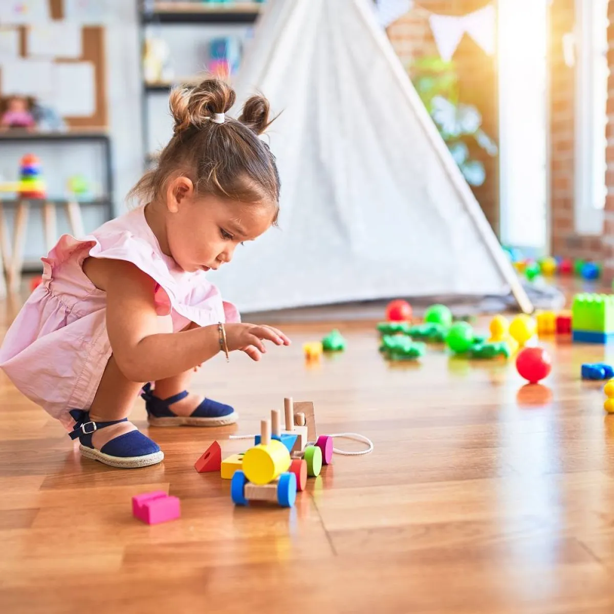 صورة لطفلة تلعب بانسجام وحدها