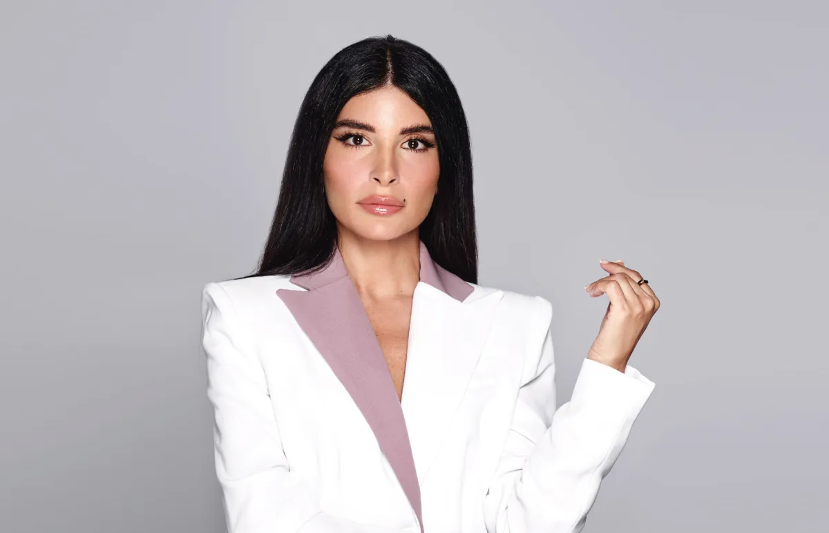 خبيرة المكياج كوليت إسكندر: الظلال الإحتفالية تكتسح الموسم