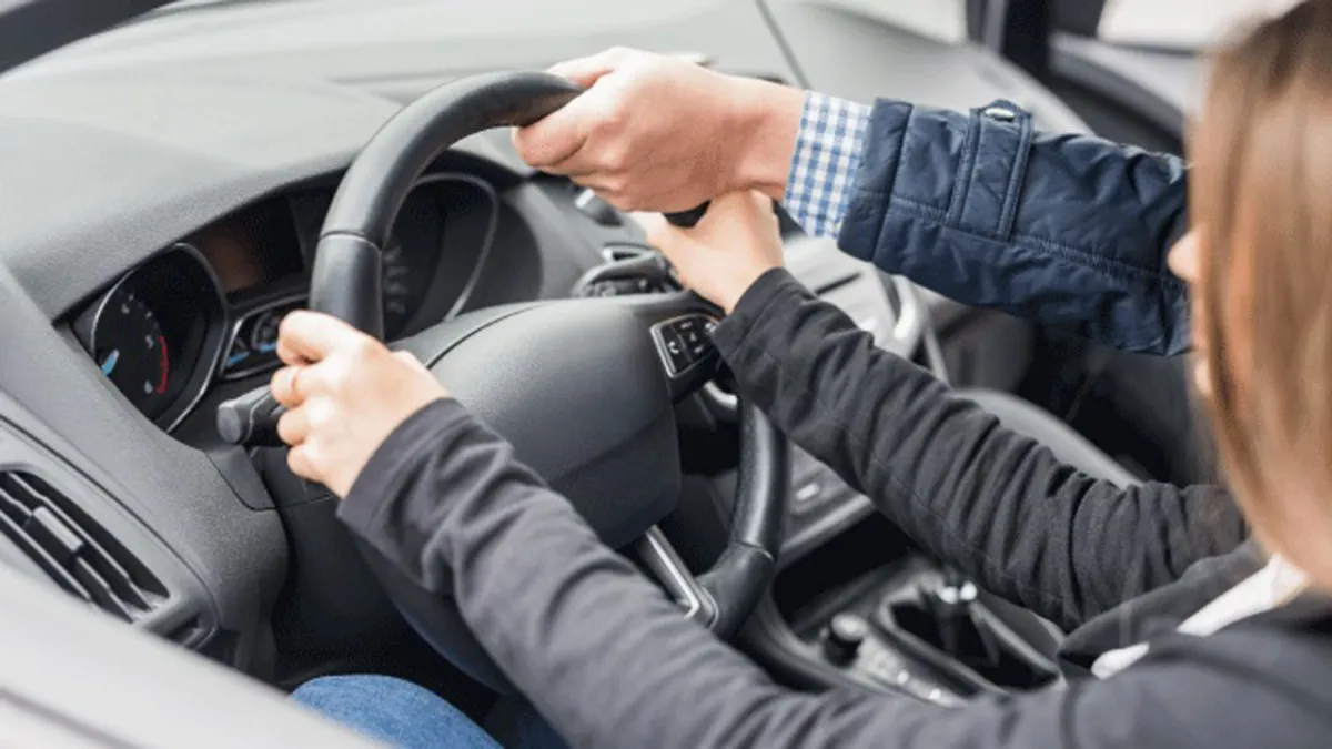 قفل عجلة القيادة أثناء قيادتك