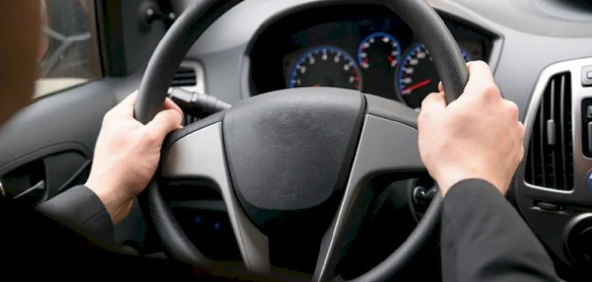 قفل عجلة القيادة أثناء قيادتك