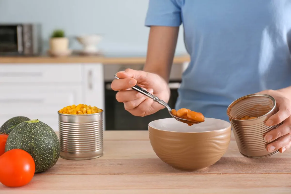 صورة امرأة تأكل الفاصولياء