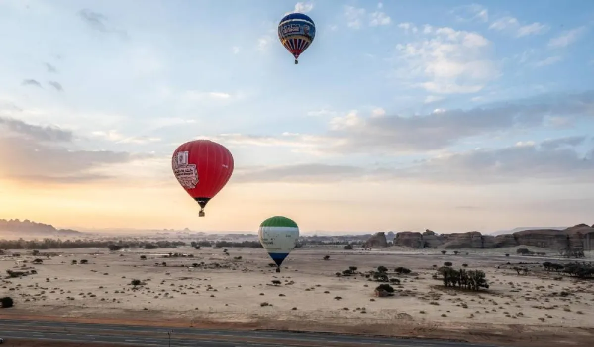 رحلات المناطيد بالعلا.. المغامرة الأكثر جذبا للزوار