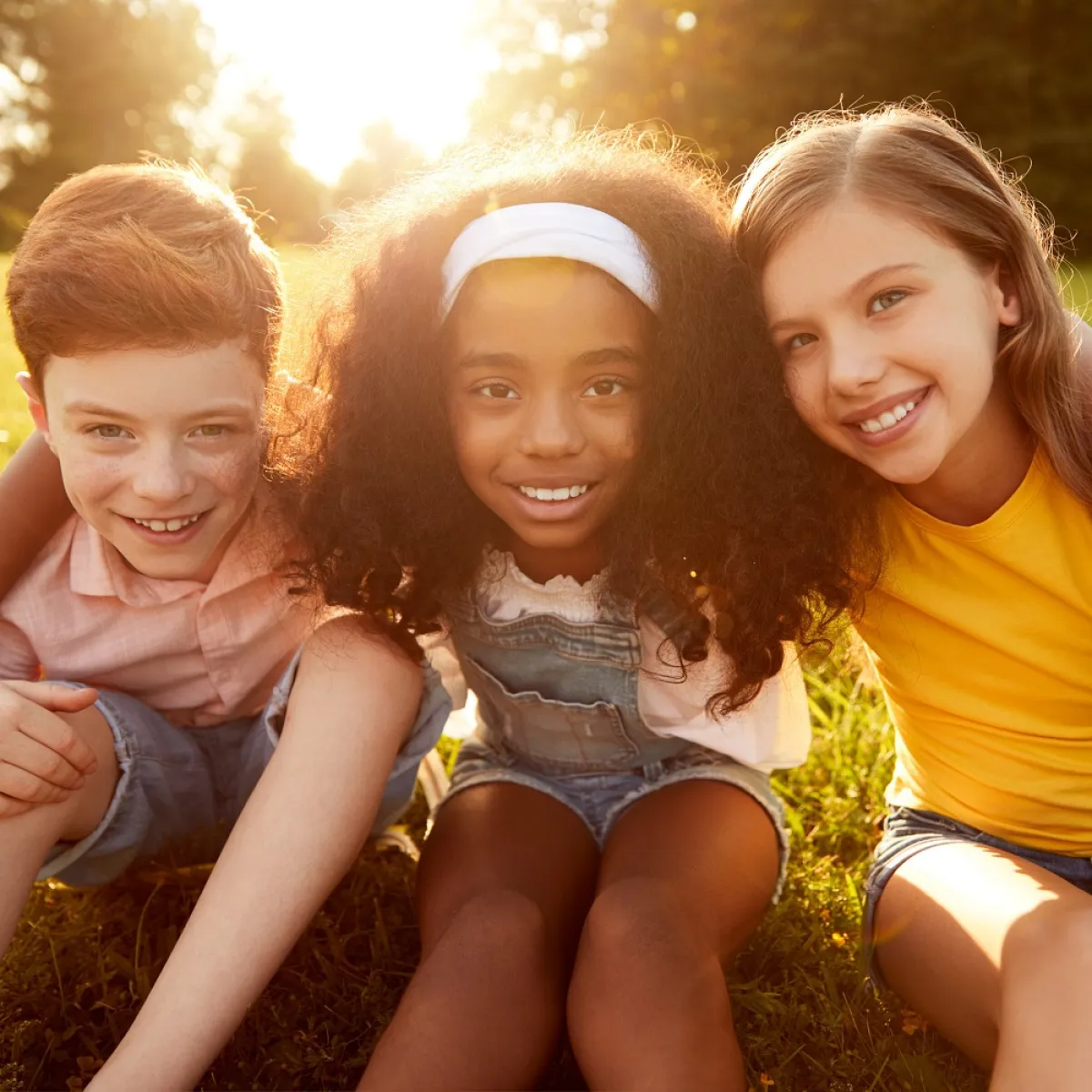 صورة لثلاثة أصدقاء