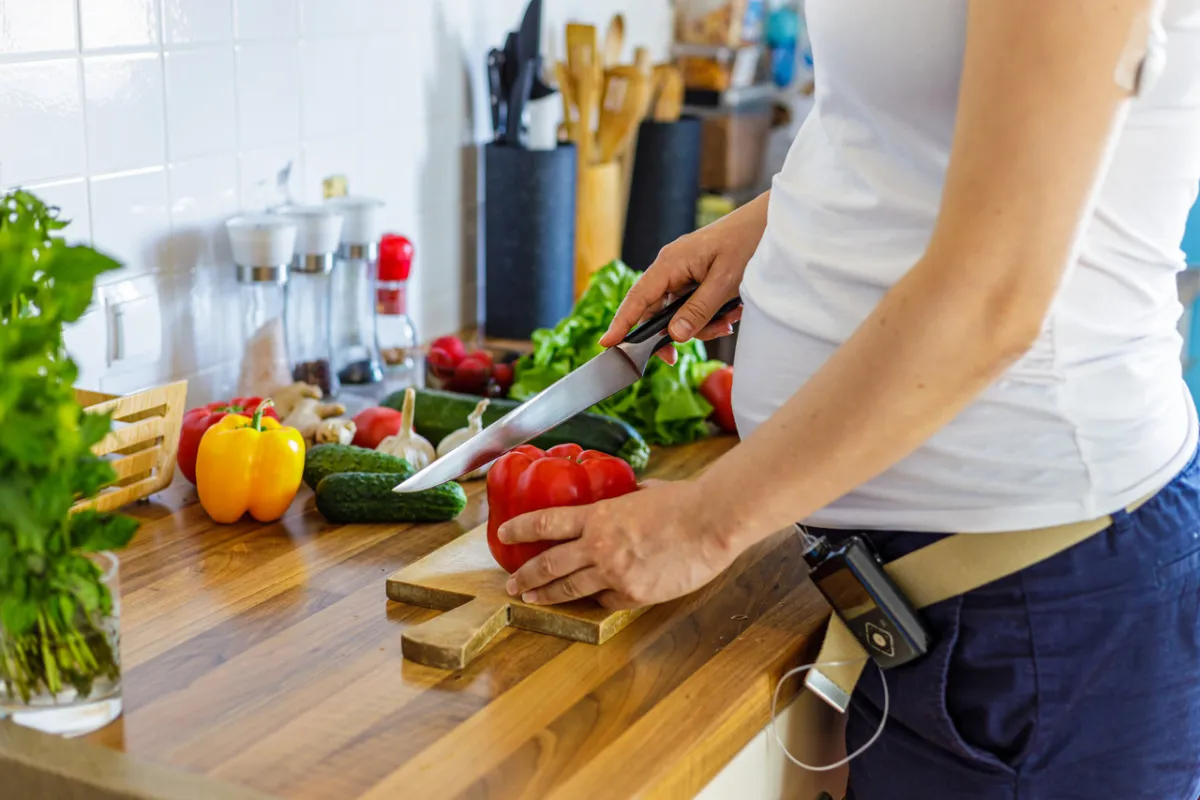 صورة لحامل تعد الطعام