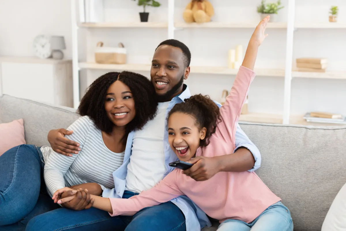 صورة لعائلة تتابع التلفزيون