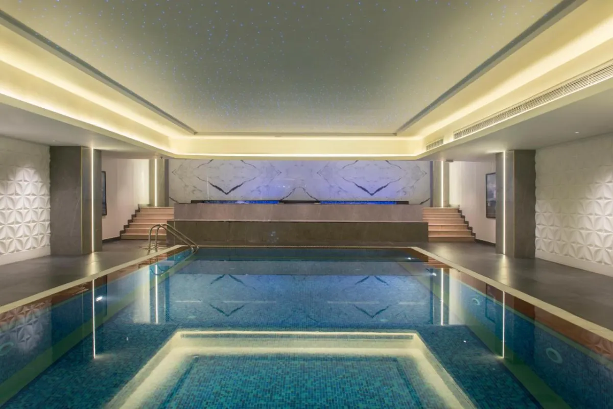 مسبح داخلي في فندق فيتوري بالاس الرياض