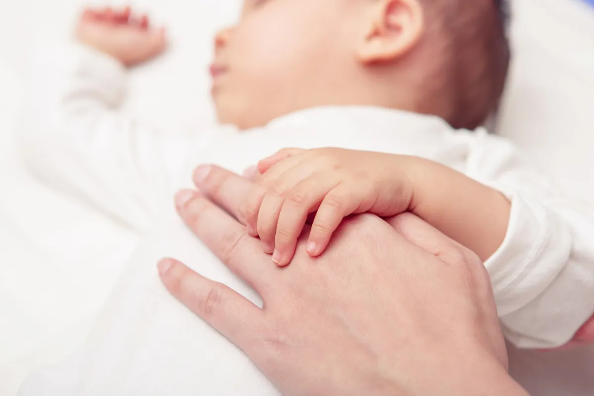 صورة لأم تربت على طفلها