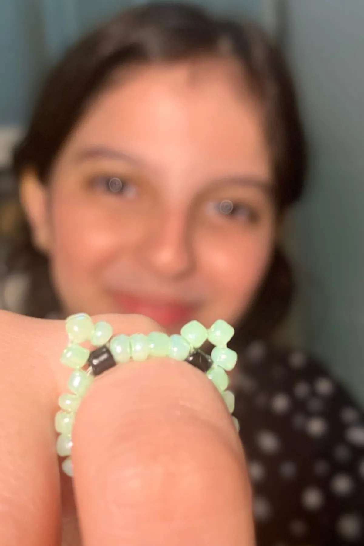 تظهر الصورة الطفلة وهي تصنع الخرز