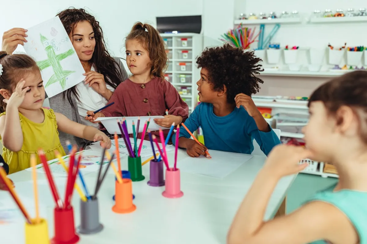 صورة تعبيرية لمشاركة الأم أحلام أطفالها