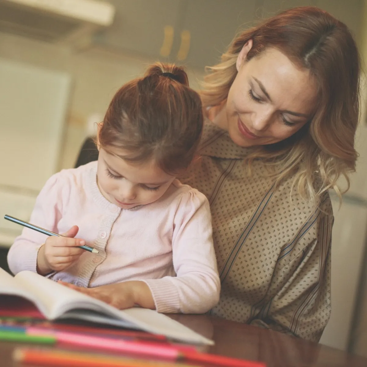 صورة لطفلة وأمها