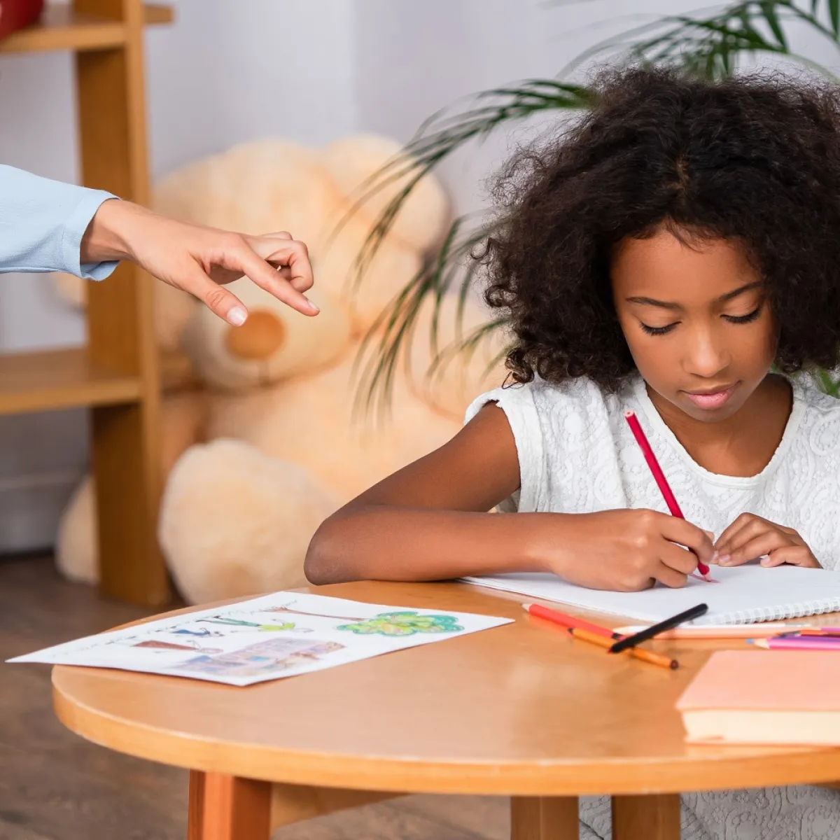 صورة لطفلة ترسم أحلامها