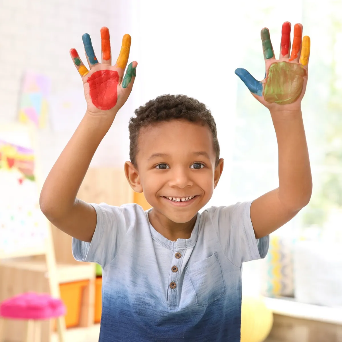 صورة لطفل والألوان على يديه