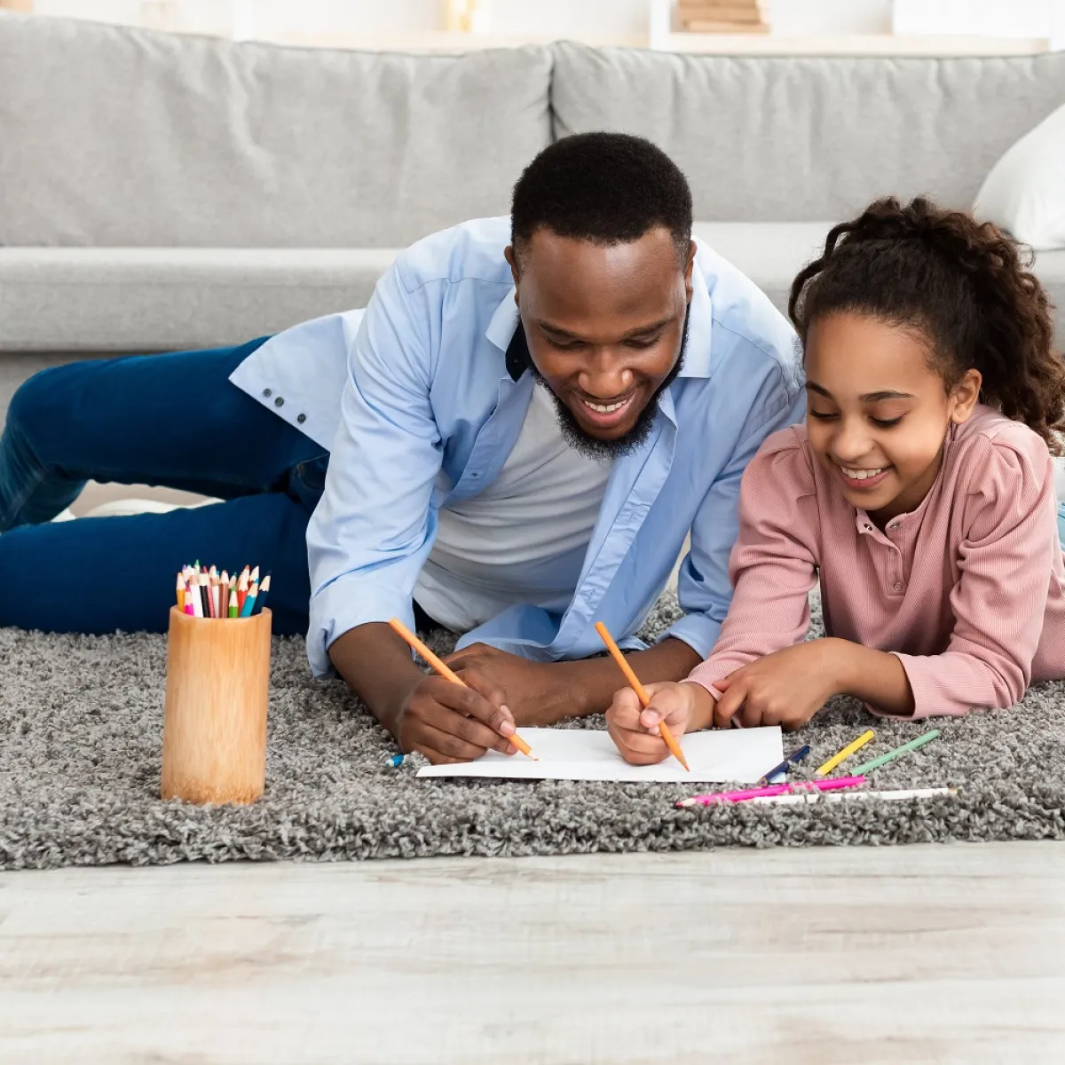 صورة لطفلة ووالدها يرسمان معاً