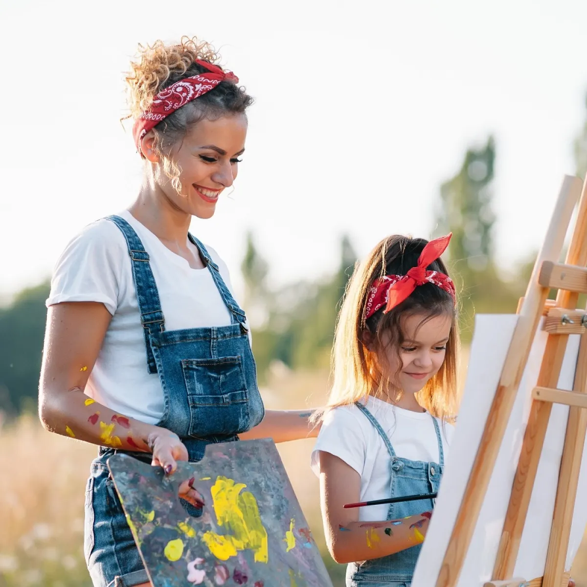 الأم والطفلة يرسمان الطبيعة