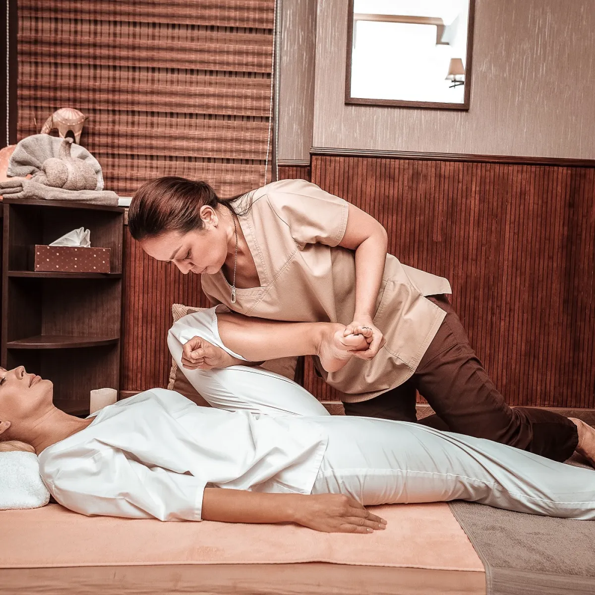 صورة لإحدى طرق تليين وتدليك الجسم