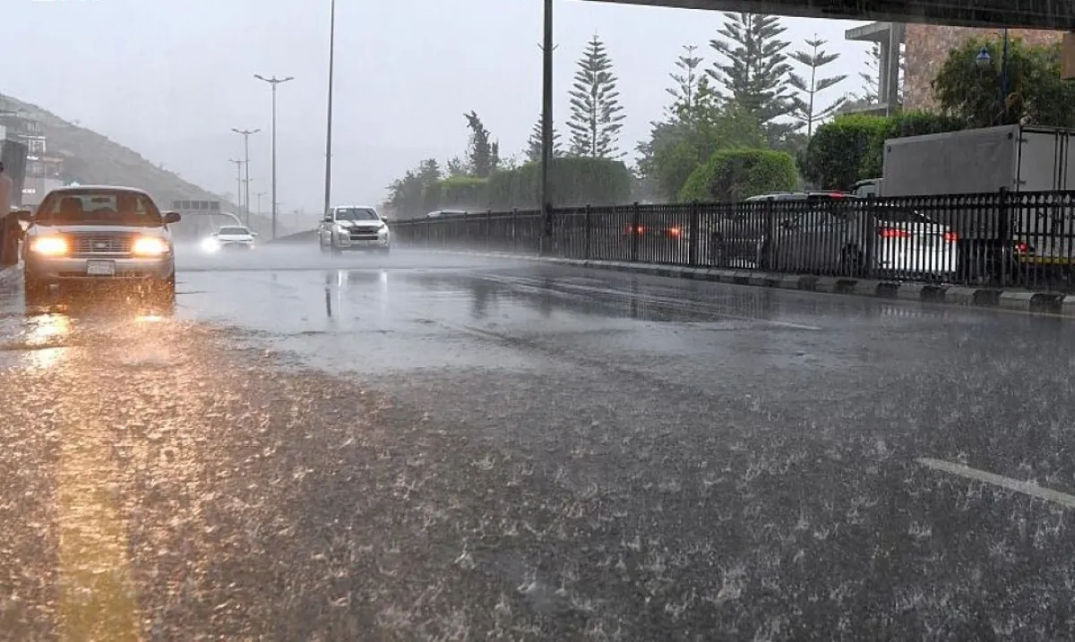 حالة مطرية واسعة تبدأ من مساء اليوم.. والدفاع المدني السعودي يحذر 