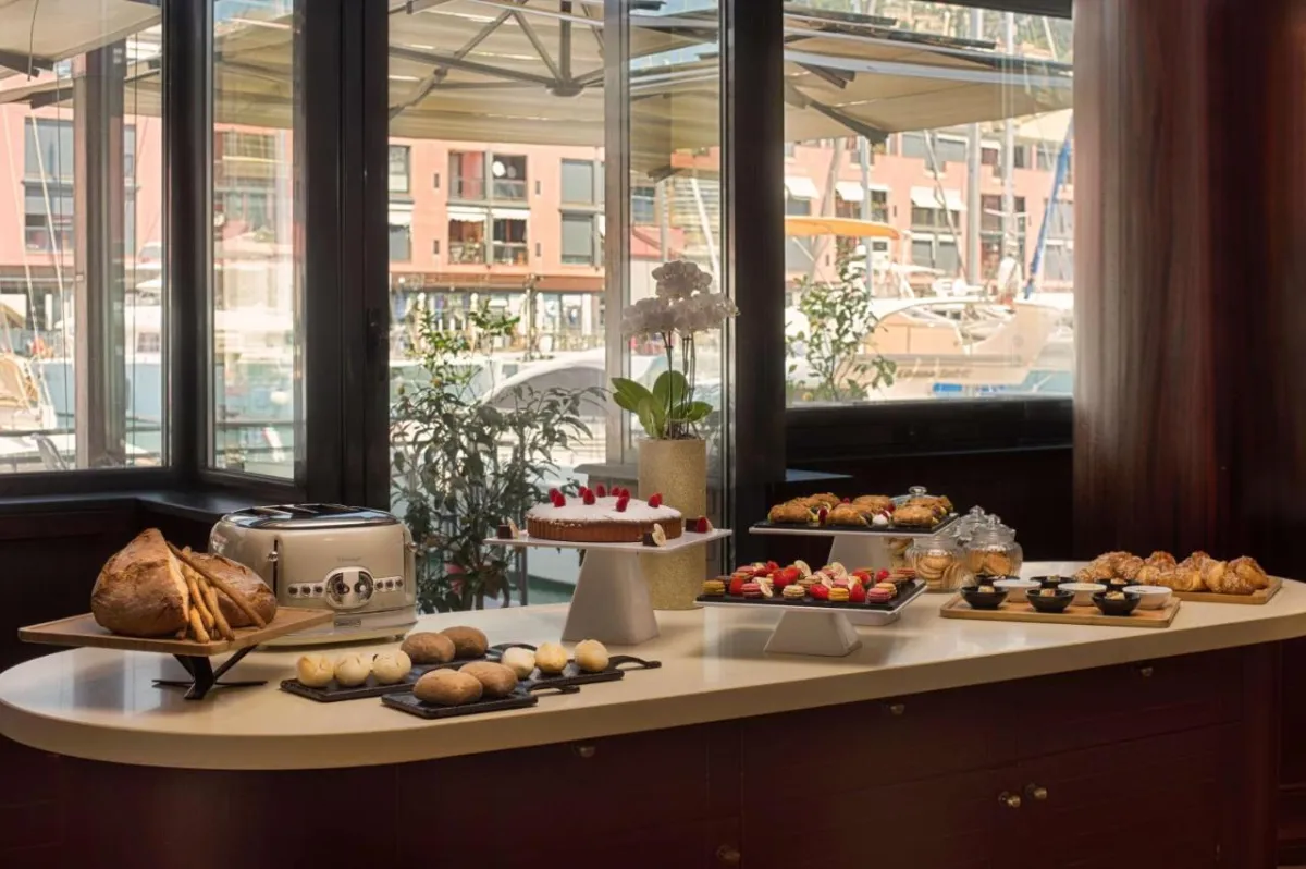 بوفيه إفطار مفتوح في فندق إن إتش كوليكشن جنوة مارينا