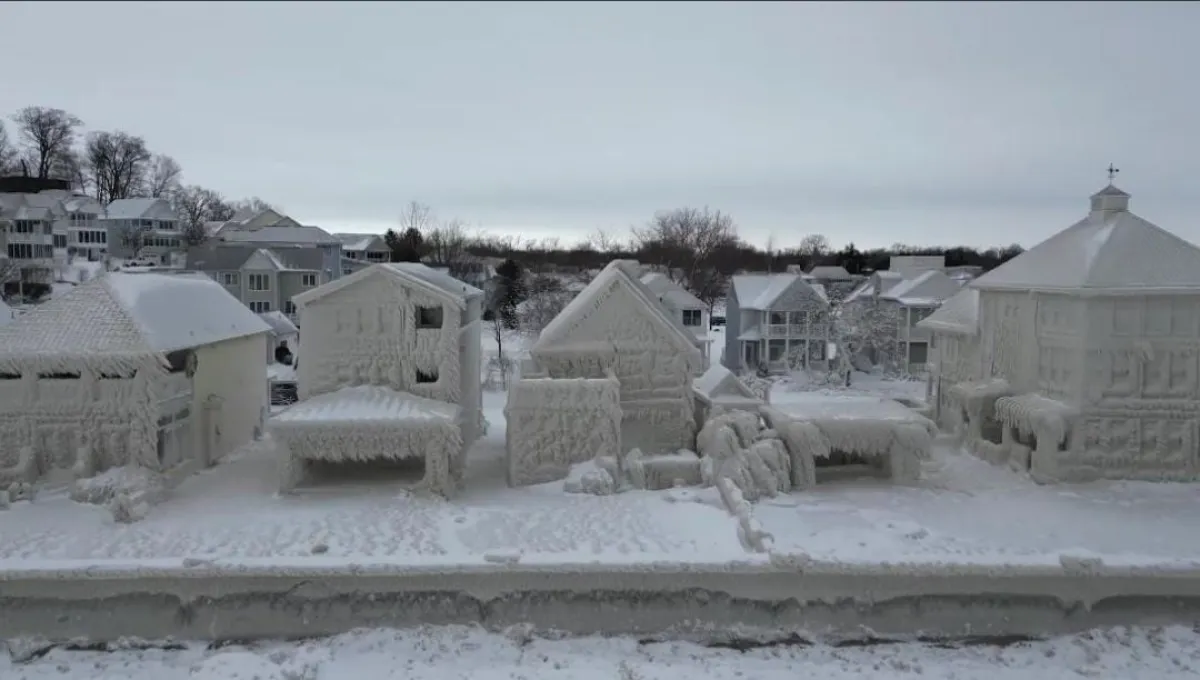بلدة في أونتاريو الكندية تتحول إلى قطعة جليدية بسبب العاصفة الثلجية