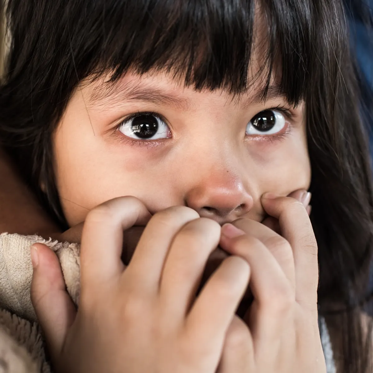 صورة لطفلة منزعجة وخائفة